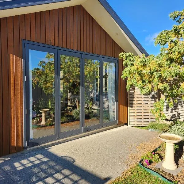Equestrian View - Gorgeous Cozy Bungalow Shotover, hotel in Queenstown