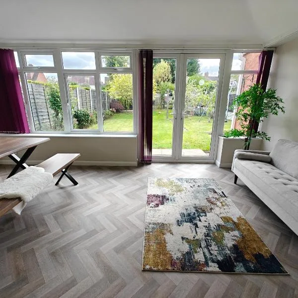 Sleeps 10 - Solihull NEC BHX Spacious 4 Bedroom Home - NR JLR, Birmingham Airport, HS2 Sites, Resorts World, A45, Balsall Common- Regular Work Stays Available - By Samina, ARZ Stays, Hotel in Solihull