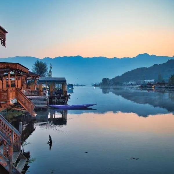 Lakes Crown Group Of Houseboats, hotel in Telbal