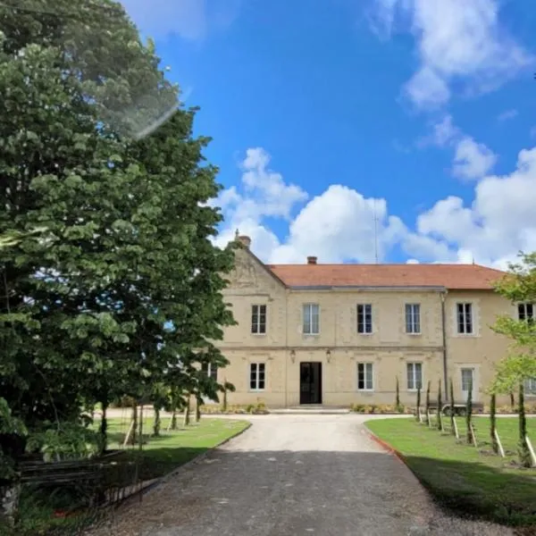 Château Bernon Maison d Hotes - Piscine et sauna、Queyracのホテル