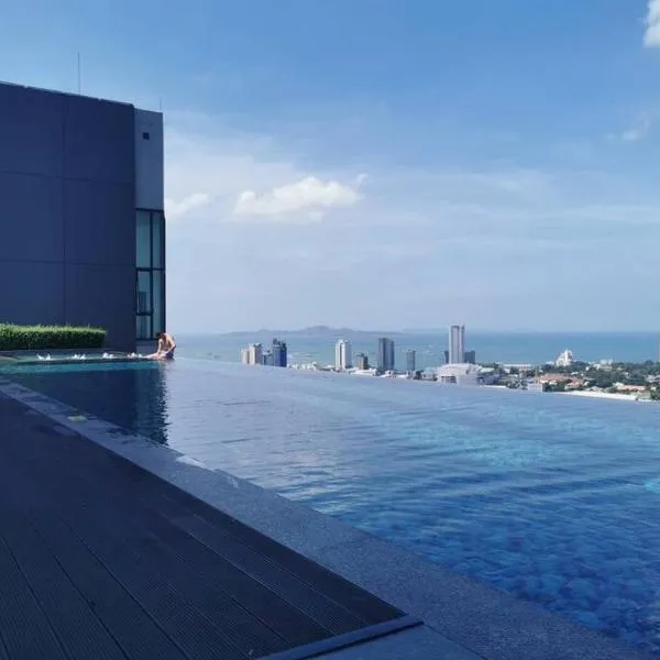 Infinity Pool at Pattaya Posh, hotel in North Pattaya