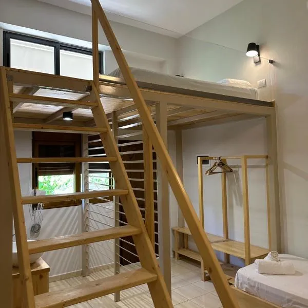 Bora Rooms, hotel di Himare