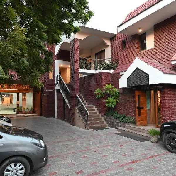Little Chef Hotel, hotel in Kānpur