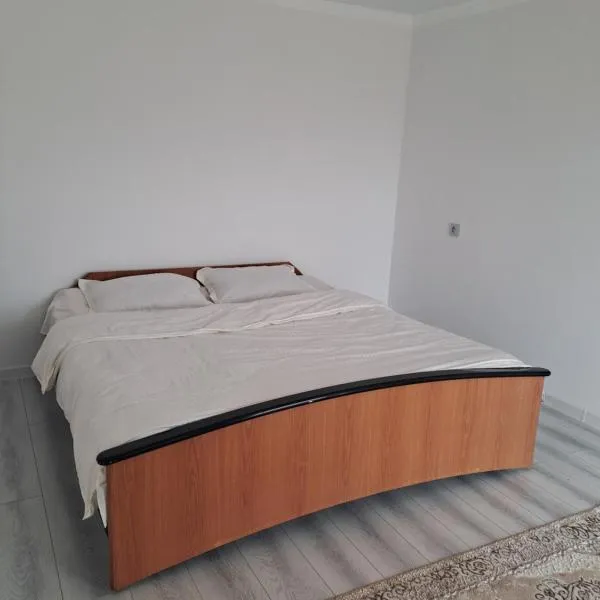 Guest House AILUN on the shore of Issyk Kul, hotel a Tong