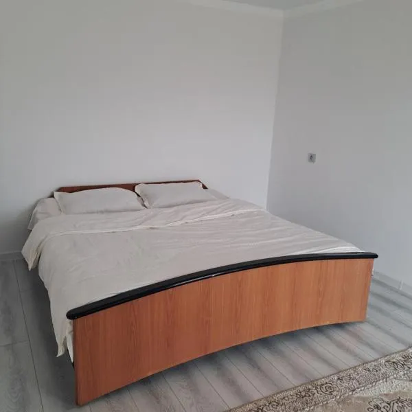 Guest House AILUN on the shore of Issyk Kul, hotel in Tong
