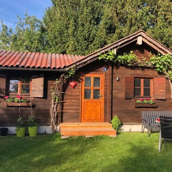 Gemütliche Blockhütte mit großem Garten, hotel v destinaci Ried im Innkreis