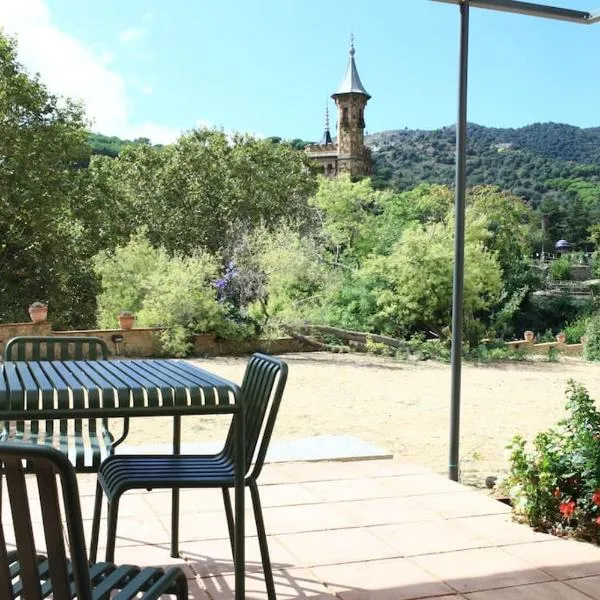 Designer home with pool near beach and village, hotel v destinaci Alella