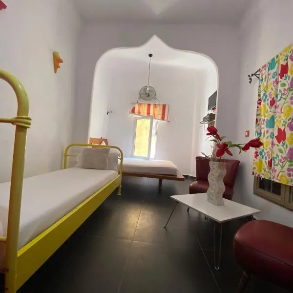 Hostal Valencia - private room with bathroom, hotel di Chefchaouene