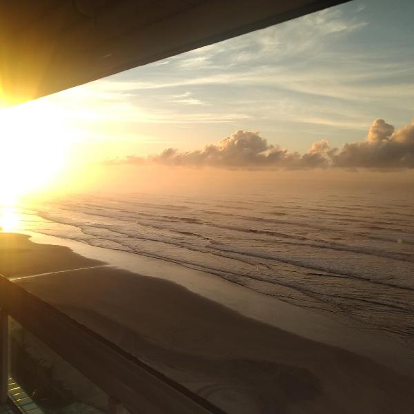 Apartamento frente mar pé na areia