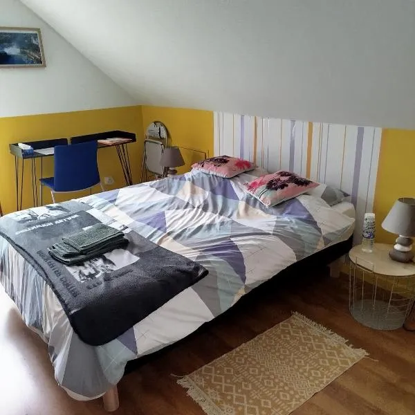Chambre jaune dans maison avec parking, hotel v destinaci Cluses