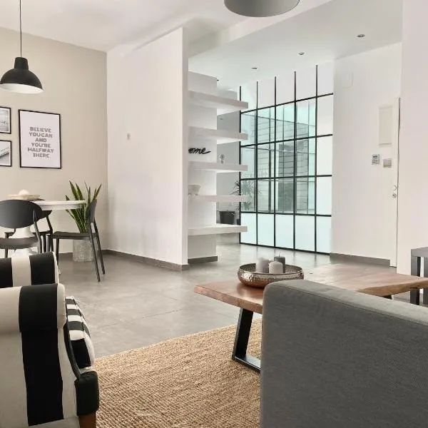 Central, spacious and bright 2-bedroom apartment., hotel a Iràklio
