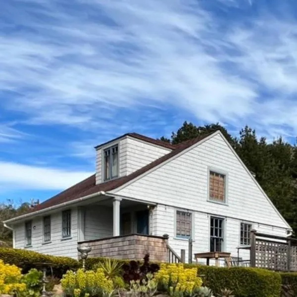 Surfmen's Cottage - Historic Coast Guard property, hotel in Point Arena