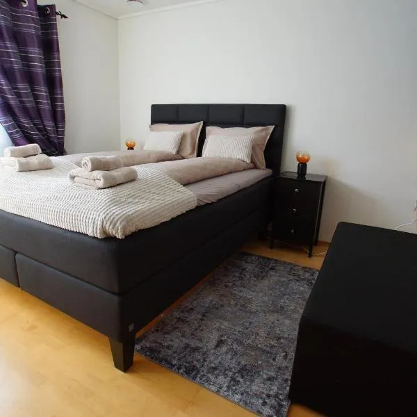 Cozy room in a house with a garden on the island of Askøy, near Bergen, hotel v destinaci Askøy