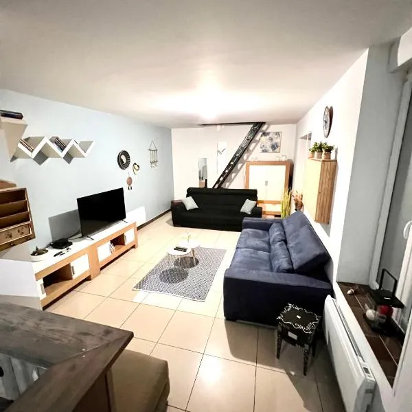 Agréable maison de ville cosy de 122m² + extérieur – hotel w mieście Wattrelos