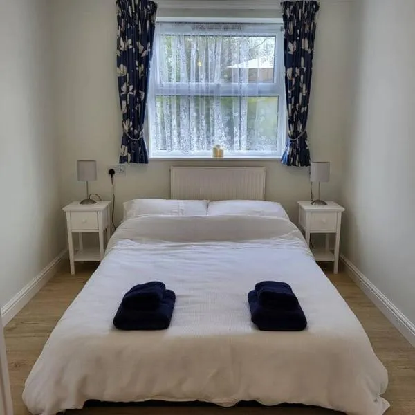 Cheerful, cosy, one bedroom home with patio and parking, hotel v destinaci Newbury