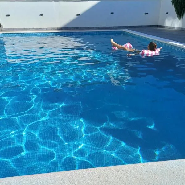Seget Vranjica में, होटल Villa Barbara & Zoran with free parking and heated swimming pool