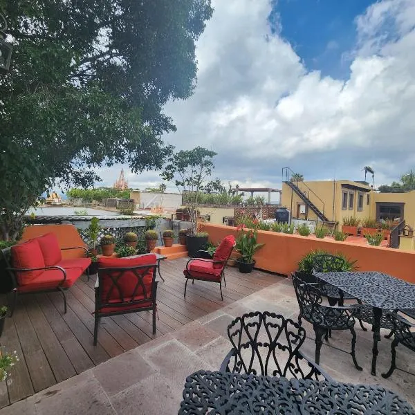 San Cayetano 2 with AC just a block away from the main square, hotel v destinaci San Miguel de Allende