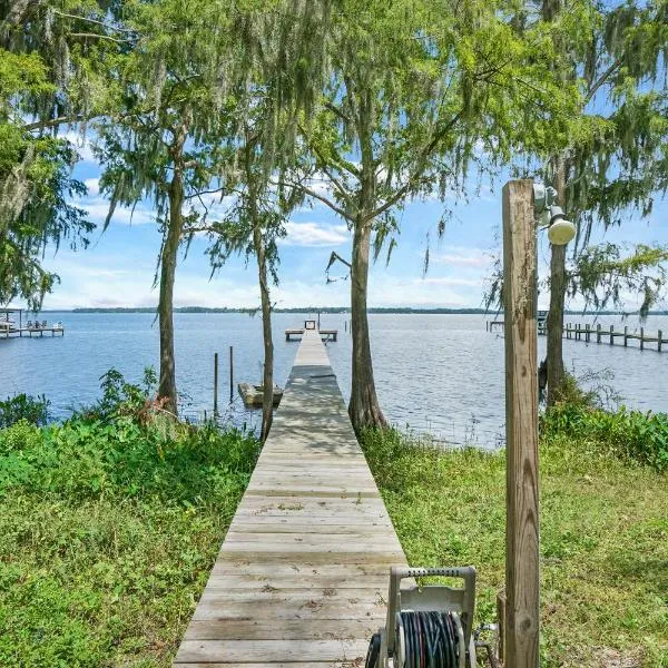 Cozy River Cabin Family Friendly Dock Playset Bball Court, hotel in Clay Landing