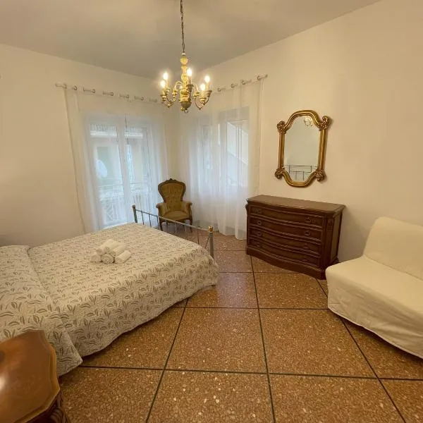 Airaldi8 - Trilocale nel budello ampio e soleggiato 50 m dal mare, hotel in Alassio
