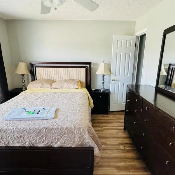 2 private rooms in a quiet neighborhood can book up to 4 people, hotel in Ocoee