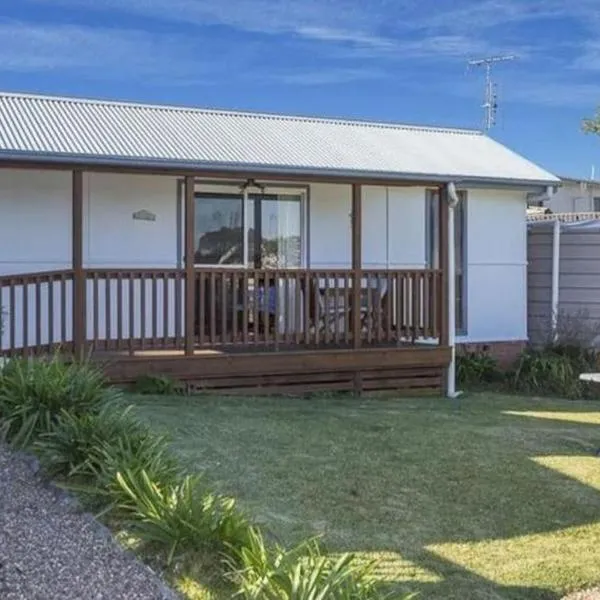North Durras Beach Cottage, hotel in Durras