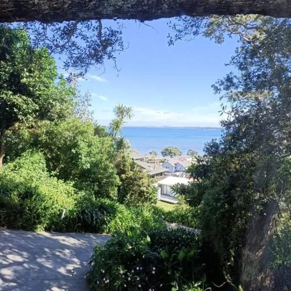 Beach Getaway Studio Matakatia/Tindalls, hotel v destinaci Whangaparaoa