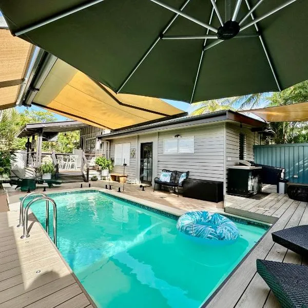 Sweet Creek Cottage, Palm Cove, 200m to Beach, Heated Pool, Pets – hotel w mieście Palm Cove