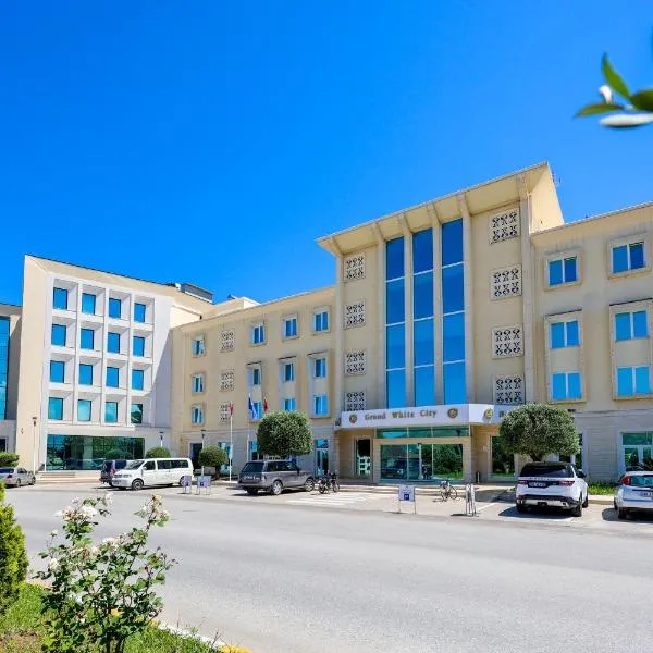 Grand White City Hotel – hotel w mieście Berat