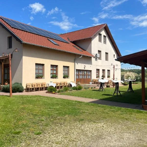 Bozsity Vendégház, hotel v destinaci Üllés