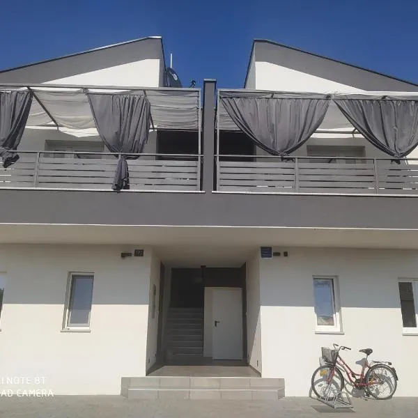 Apartments LAURA – hotel w Fažanie