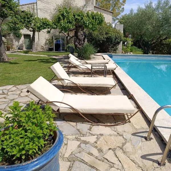 La Jasse chambre double indépendante avec piscine, hotel en Deaux