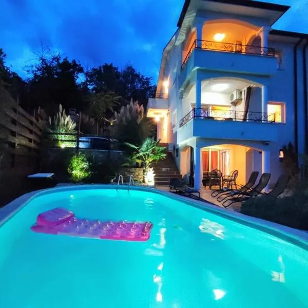 Luxury Unique Villa Emily with Amazing Sea View, хотел в Ловран