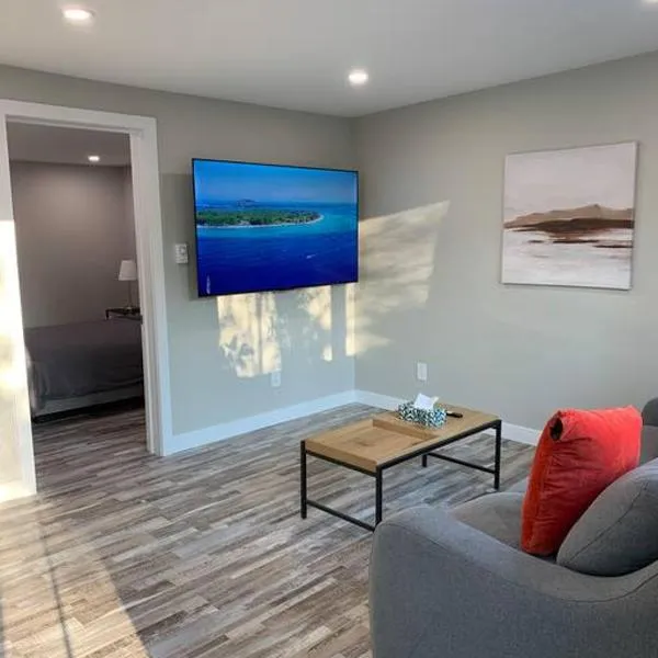 ENTIRE 2 BEDROOM APARTMENT DOWNTOWN - u5, hotel in Waterloo