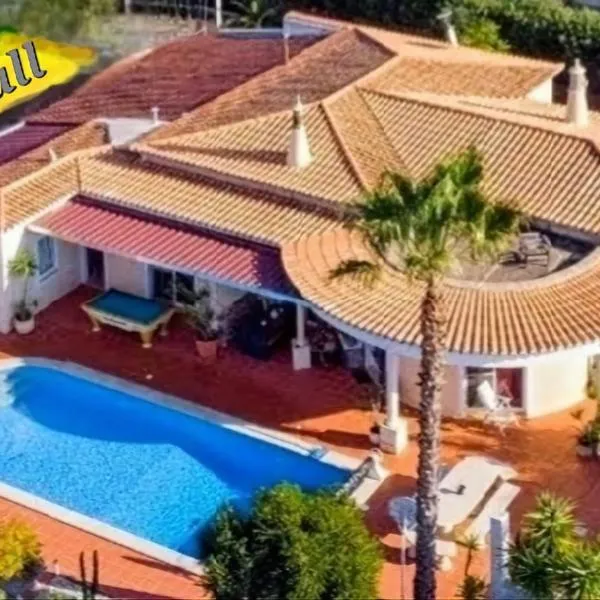 Oceanfront Villa - 8 rooms, 2 kitchens with pool, billiard table and Beach-Volleyball Court, Hotel in Carvoeiro