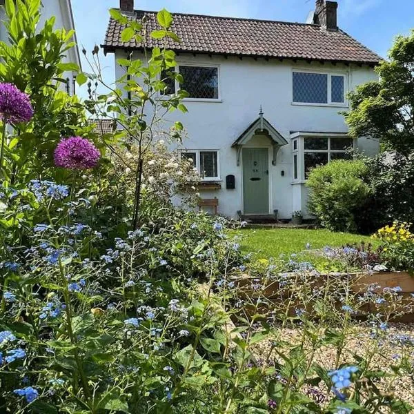 Charming Hedgehog Cottage with EV charger, hotel Matlockban