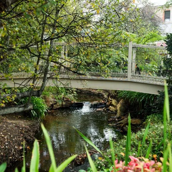 Adelaide Hills Camellia Cottage Wifi, hotel i Crafers