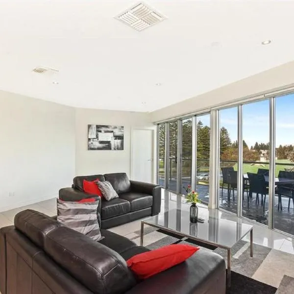 Gallery Resort Style Penthouse No 13, hotel in Victor Harbor