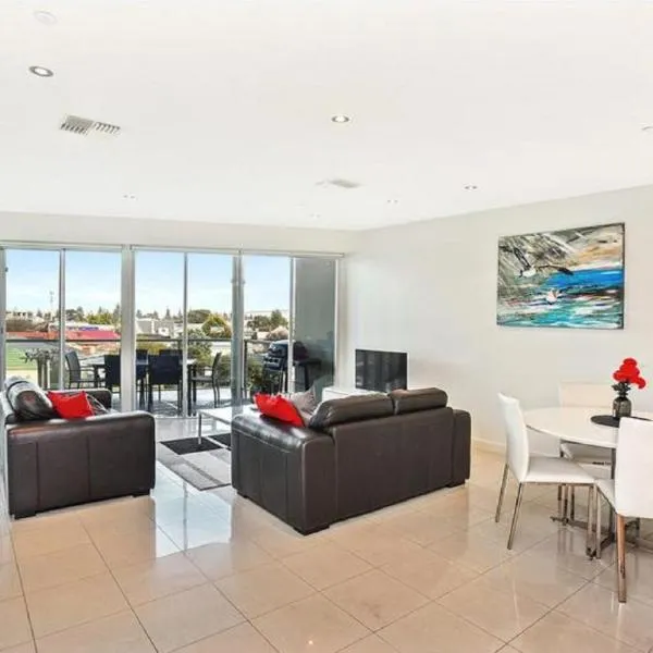 Gallery Resort Style Penthouse No 13, hotel in Victor Harbor