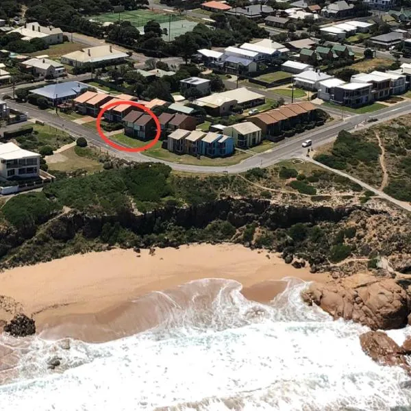 Southern Sands' Beachfront Apartment, hotel in Port Elliot