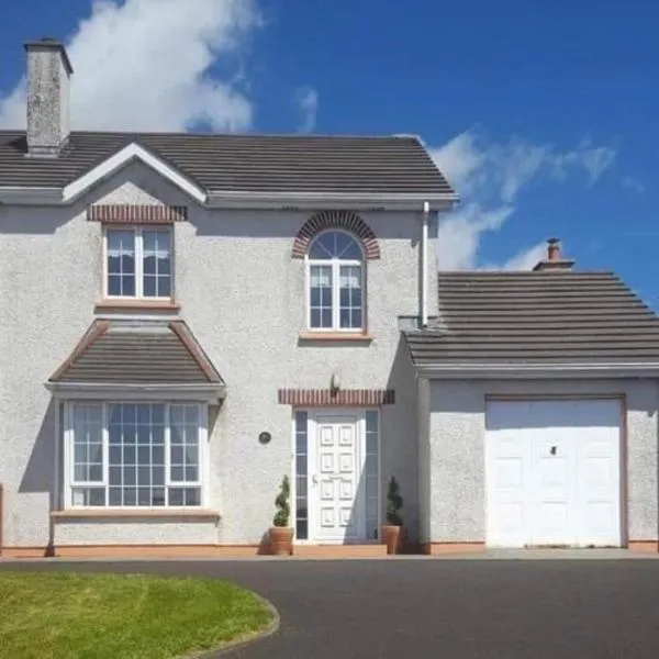 Superior 4 bedroom House Moville, hotel in Moville