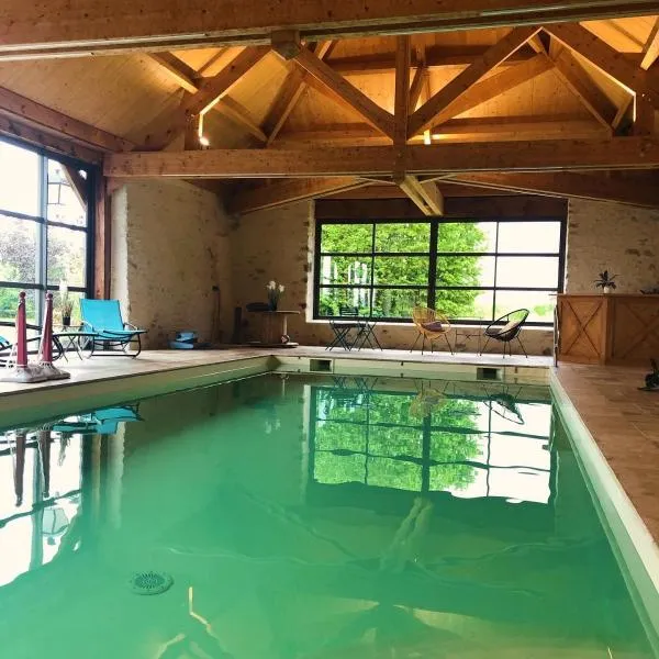 MAISON DE VACANCES AVEC PISCINE INTERIEURE - Le Grand Champagne, hotel v destinaci Saint-Victeur