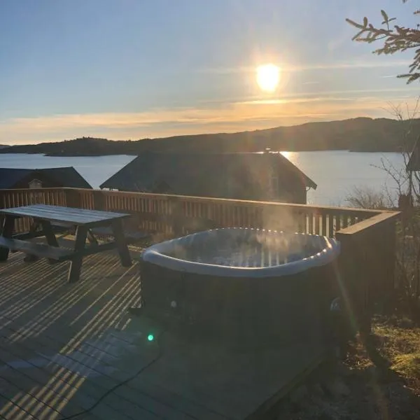 lovely cottage by the sea with hot tub and sauna, hotel v destinaci Forland