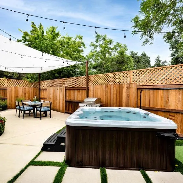 Retro Cottage, Hot Tub, Putting Green, walk to all, hotel in Thousand Oaks