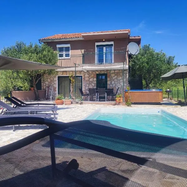 Holiday House Mablo with pool & jacuzzi, hotel a Šibenik