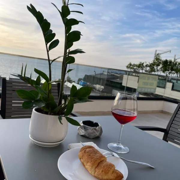 Perla Luxury Apartment - Private Patio & Parking, hotel en Vlorë