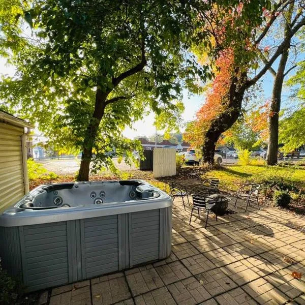 Charming PLX Cottage-LAKE VIEW, hotel v destinaci Akron