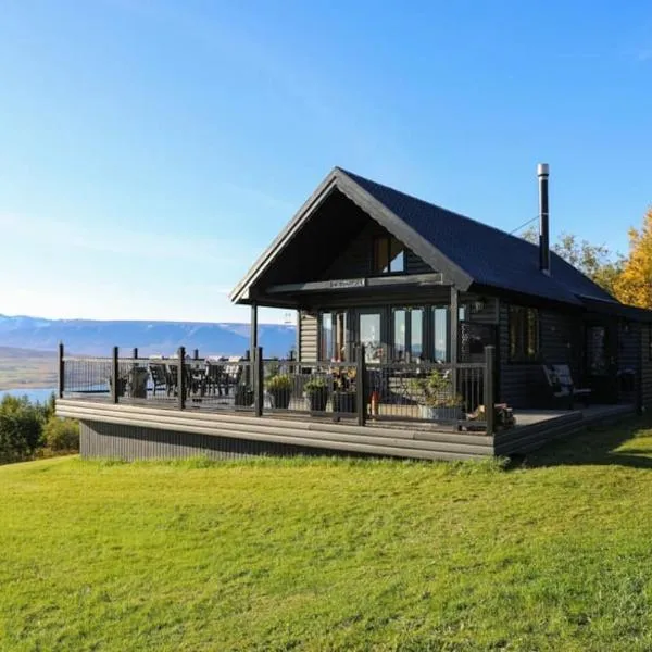 Charming Cabin close to Akureyri, hotel v destinaci Svalbarðseyri