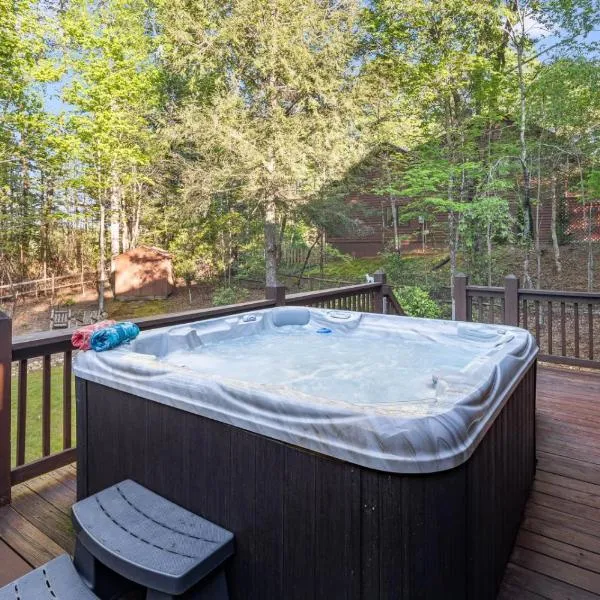 Lake Lure Oasis in the Woods w/ Hot Tub & More!，盧爾湖的飯店