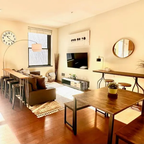 Charming Downtown Seattle Condo with Water Views, hotel in Seattle