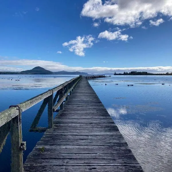 Kiwi cabin with geothermal pool by lake Taupo, hotel v destinaci Turangi